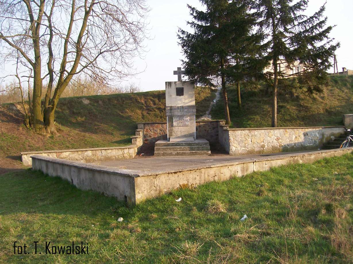 Pomnik ku czci 42 rozstrzelanych w 1940 roku Polakw na tzw. glinkach. Kwiecie 2009.