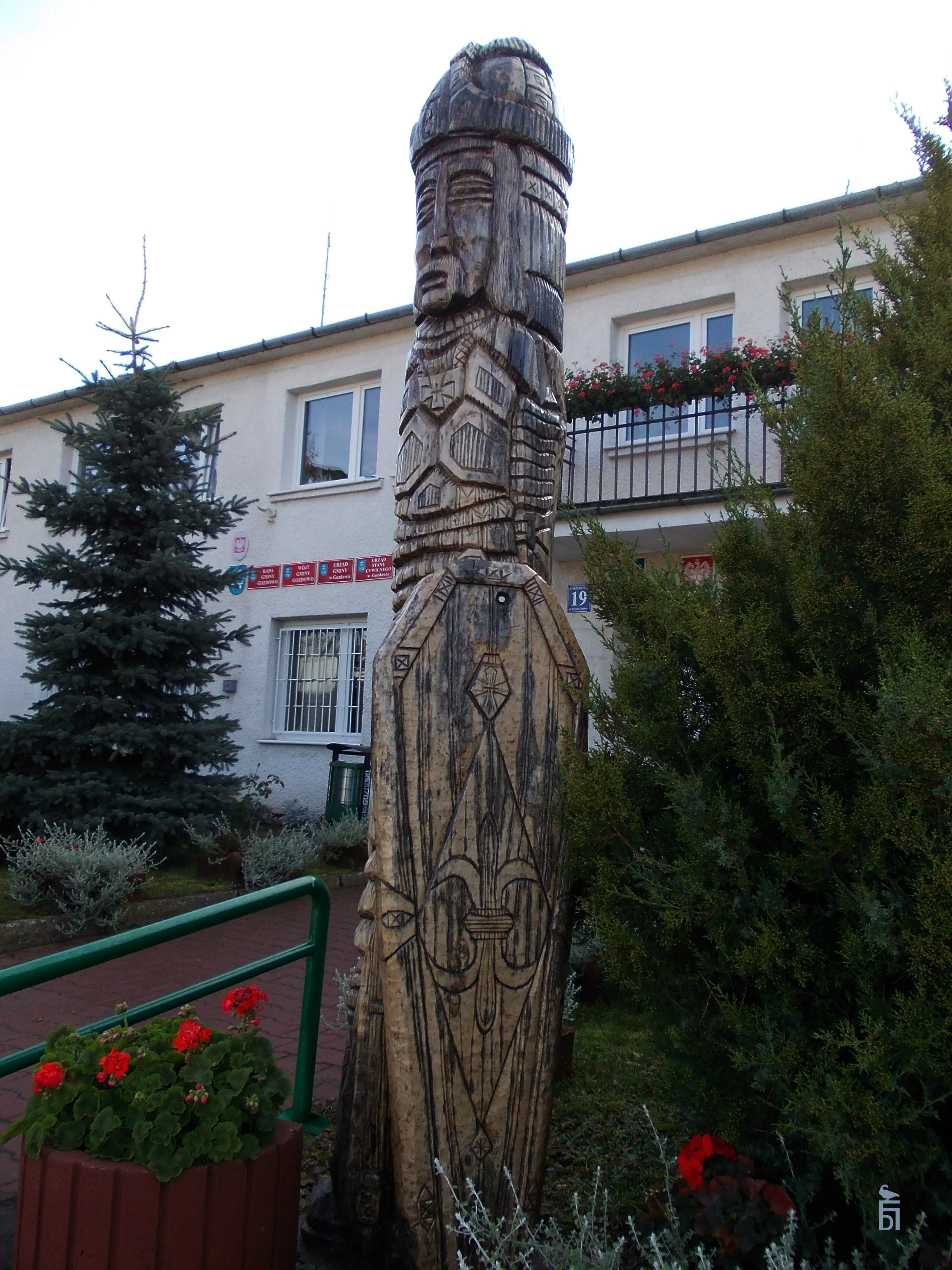 Posta rycerza w zbroi z tarcz z herbem Rogala przed Urzdem Gminy Gozdowo, [2012]