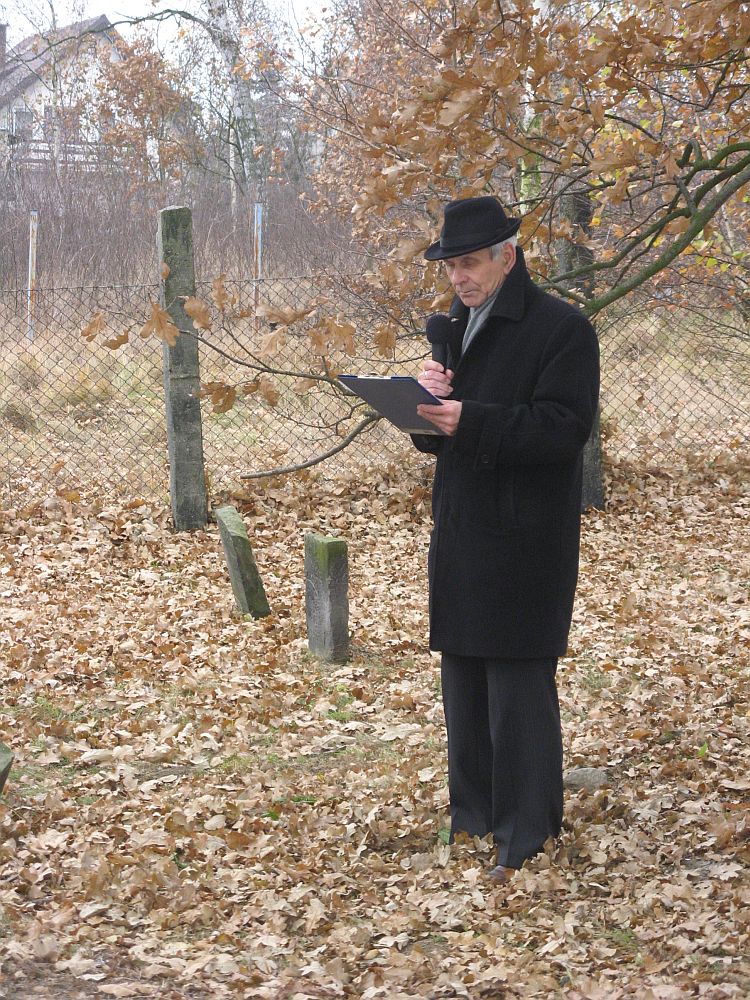 Uroczysto na cmentarzu prowadzi radny miejski Kazimierz Czermiski.