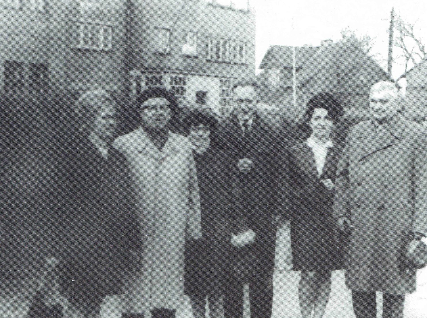 Cecylia Drozd - trzecia od lewej wrd koleanek i kolegw z grona pedagogicznego Szkoy Podstawowej nr 2 w Sierpcu, 1972 r.