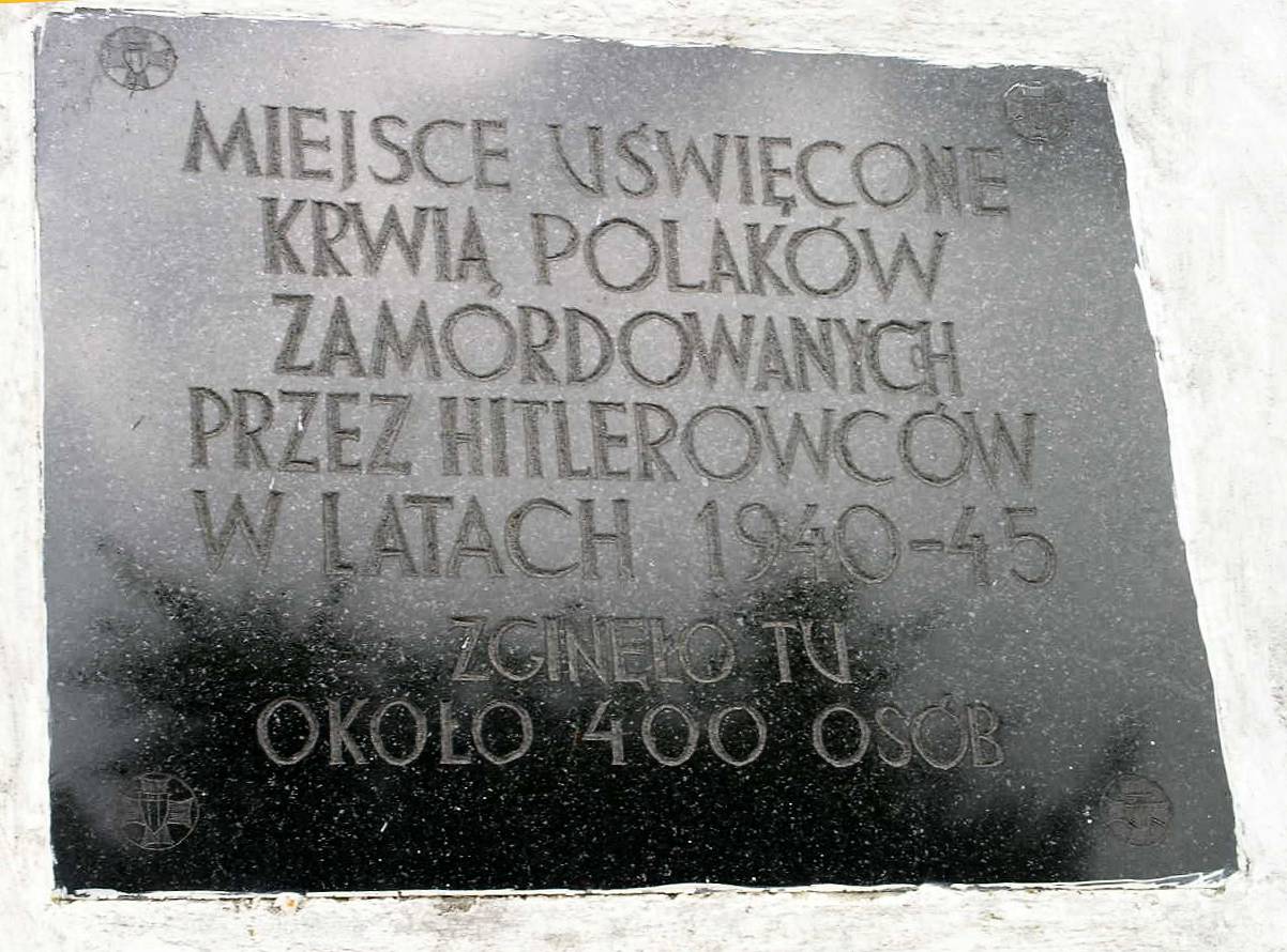 Tablica na murze klasztoru, powicona zamordowanym przez Niemcw podczas II wojny wiatowej.<BR>Od  od koca XIX w. do 1945 r. klasztor peni funkcj wizienia.